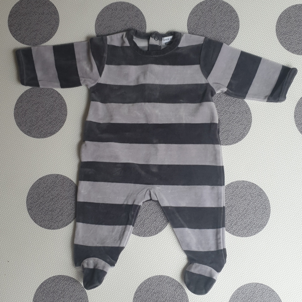 4. BABY DPAM Bébé Baby Grey velour pajama